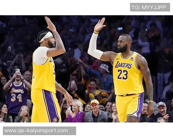 老詹与浓眉赛后同游游戏博主晒合影称赞詹姆斯为篮球之神